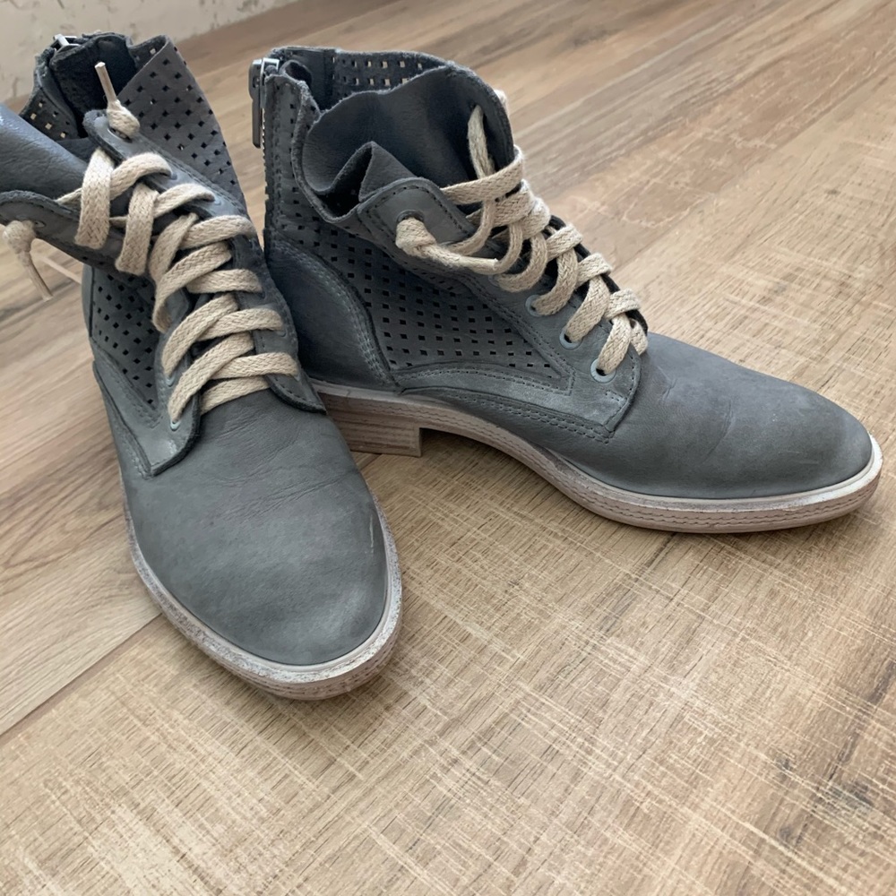 Dolce vita lace up ankle boots. Size 10
